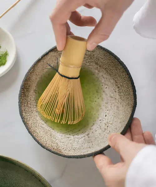 Matcha whisk, matcha chasen, matcha thee maken, matcha latte